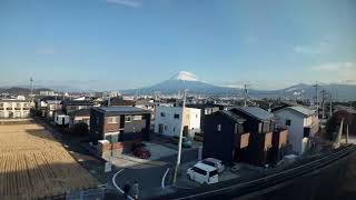 「新幹線のスピードとともに眺める富士山は格別！雪をまとった富士山と青空の見事なコラボレーションをお届けします✨」