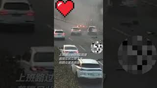 轎車撞上路邊護欄側翻，路過民警和群眾合力救出被困司機，2分鐘後事故車輛爆燃。#感人瞬间 #正能量 #中国警察 #安全驾驶