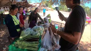 ตลาดบ้านนา สะหวันนะเขต สปป.ลาว ตลาดริมทาง เป็นตลาดแล่น หารถ บ่าวเต๋อพาเลาะ