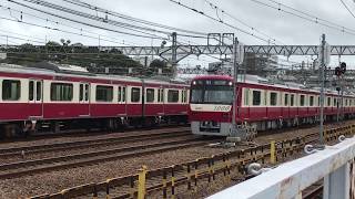 京急線上り6両編成普通品川行き1000形648〜643編成の電車が、金沢八景駅方向からジョイント音をたてながら、金沢文庫駅方面へと走行中！