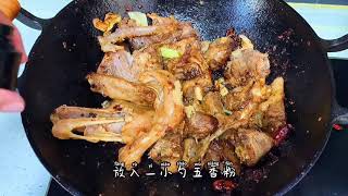 东北特色铁锅炖大鹅，教你一个小窍门，鹅肉不腥不柴软烂又入味