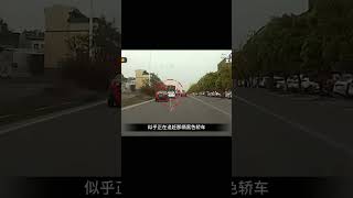 兩名男子在鬧市區瘋狂飆斗氣車，交警的表情說了盡！ #交通事故 #交通事件 #车祸视频 #交通安全 #道路危险