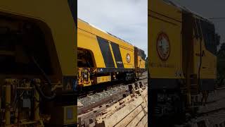 කෝච්චි පාරේ මොකද මේ කරන්නේ |Railway Track Laying Machine renewing a high-speed railway line. #shorts