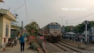 D20E - 004 run through the railroad crossing