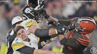 Myles Garrett swings helmet at Mason Rudolph during Browns-Steelers fight