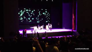 [FANCAM]120913 Sam Tsui \u0026 KHS tour (Singapore) - I'm Yours by Jason Mraz w/ lucky fan