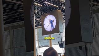 Pria ini Terkurung Dan Bekerja Di Dalam Jam Raksasa❗🤯 #trending #facts #schipholairport #shorts