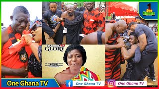 Very SAD…BILL ASAMOAH’s father and brother weep uncontrollably at mother’s funɛral