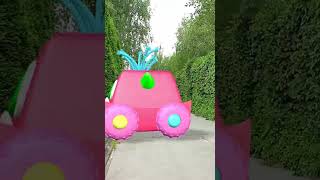 Alena y el coche de juguete rosa