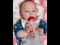 眠気と戦いながらミルクを飲む赤ちゃん