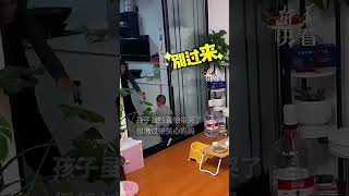 妈妈不小心把汤洒了，一岁孩子被声音吓哭，但依旧好好照顾妈妈！