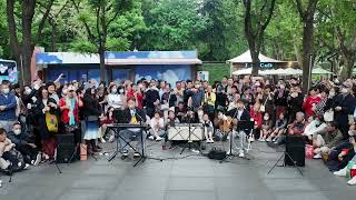 上海街頭藝人深情演繹羅大佑的《野百合也有春天》City Walk: Shanghai Street Artists Singing \