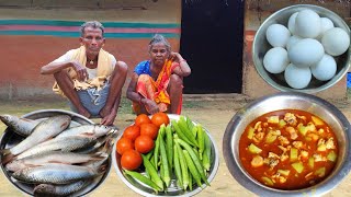 বুড়ো দাদি ক্যাপসিকাম তরকারি দিয়ে মাছ রান্না করছেন || লেডিফিঙ্গার দিয়ে ডিম ভাজি এবং গরম ভাতের সাথে খাওয়া