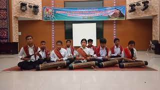 ANAK SANGGAR SIMBELIN MEMAINKAN ALAT MUSIK TRADISIONAL KARO (Keteng keteng dan kulcapi).