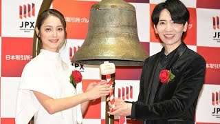 佐々木希が東京証券取引所に初降臨　笑顔で上場記念の打鐘の大役果たす