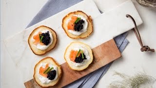 Blini's met zalm, lompviseitjes en mierikswortelyoghurt