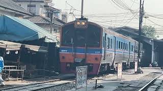 ขบวน 4326 ออกจากสถานีรถไฟมหาชัย