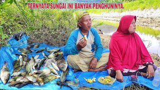 TERNYATA SUNGAI INI BANYAK IKAN NYA.