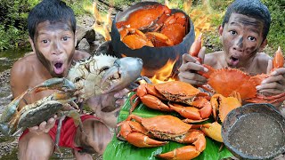 Survival in the rainforest -Wow meet and catch crab cooking - Primitive boy