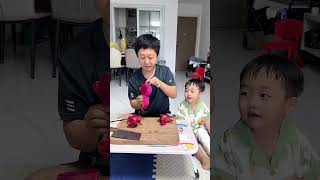 爸爸花式切火龙果，太厉害了！#cute baby#baby#萌娃#搞笑日常 #人类幼崽#小米宝