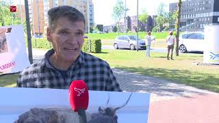 Demonstratie om uitblijven anticonceptie grote grazers in Oostvaardersplassen.