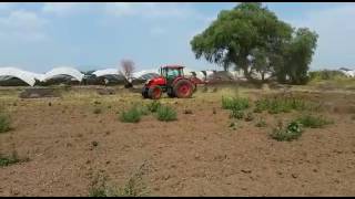 Tractor KUBOTA M9540 con cabina y arado de 3 rejas reversible - EAE Distribuidor Autorizado Zamora