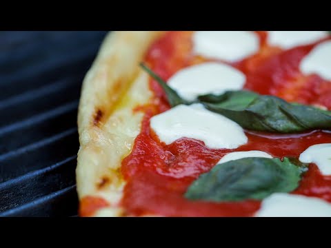 Recipe for grilled pizza with yellow pumpkin, mozzarella and lemon thyme