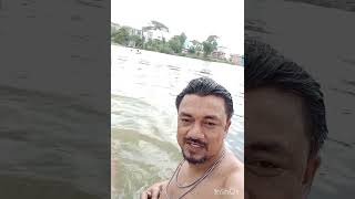 তীব্র গরমে শান্তির খোঁজে ঢাকা ডেমরায় পাইটি বড় পুকুরে গোসল করার মুহূর্ত।