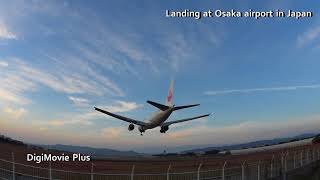 大阪伊丹空港 千里川土手 飛行機着陸シーン Landing at Osaka airport in Japan