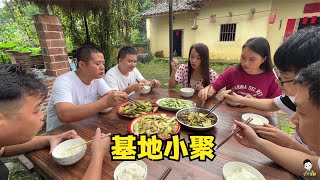 基地團隊小聚，開飯前小六抓住時機輕輕指點，能否解開校長心結？