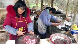 农村杀年猪要人多，请邻居们来帮忙，热闹吃杀猪菜满满年味