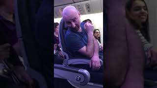 Unruly Lad Guy Man in US airplane, Unruly passenger yelling drunk, Polak w samolocie krzyczy wyzywa