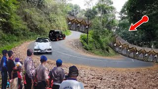 Penampakan Siluman Ular Raksasa Sebesar Jalan Melintang! Tak Ada Yang Berani Melintas...