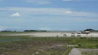 富士山静岡空港からアシアナ航空の飛行機が飛び立つ2012.8.16