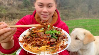 今天做個爆辣雞雜，加上泡椒蒜苗和香菜，超下飯歐妹吃辣真厲害record my rural life