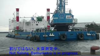 12月6日　クレーン船は船渠浚渫中（Crane vessel is dredging）