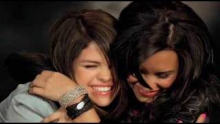 Gran abrazo de Selena y Demi