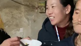 侄子结婚后，叔叔精神好食欲大增孝敬老人 关爱老人传递正能量 农村生活