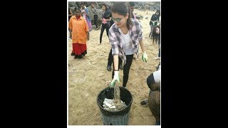 OMG| Anushka Sharma cleaning Mumbai Versova Beach| INDIA 2017