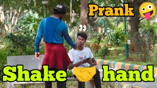 ಹ್ಯಾಂಡ್ ಶೇಕ್ 🤝 ಮಾಡುವ ತಮಾಷೆ ವಿಡಿಯೋ 🤪😂 / Hand shaking 🤝 Prank 🤪/ #tharlenanmaklu #kannadaprank #prank