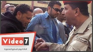 بالفيديو.. مواطن يحاول تقبيل يد مساعد مدير الشرطة العسكرية.. واللواء يحتضنه ويقبّله