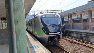 4135次福隆發車經由宜蘭線開往樹林的銀綠色微笑號EMU900型十輛一編組EMU932區間車，和4162次樹林發車經由宜蘭線開往蘇澳的EMU514+EMU503區間車