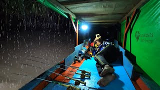 fishing adventure at night saat hujan deras sampai dapat banyak udang besar