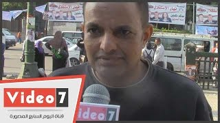 بالفيديو.. مواطن للمسئولين: «السيسى بيشتغل لوحده ويحل المشاكل»