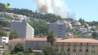 Bombeiros combatem incêndio na Penha