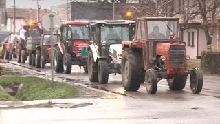 Posle protesta u Bogatiću krenulo se u protestnu vožnju traktorima, studenti su posedali u traktore!