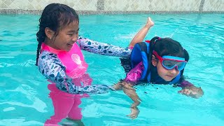 Jannie Teaching Ellie How to Swim in the Pool | Kids Pretend Play Swimming Pool