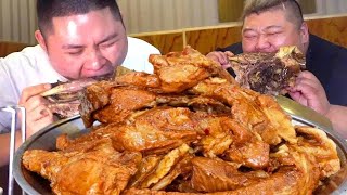 Monkey Brother stews a pot of pork ribs and he and Fatty tear them apart to eat!