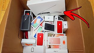 APPLE STORE DUMPSTER DIVING JACKPOT!! FOUND iPHONES!! BIGGEST APPLE STORE IN THE WORLD DUMPSTER DIVE