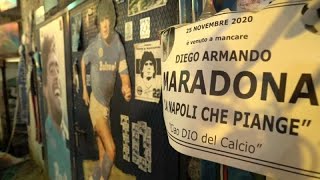 Napoli piange Maradona: centinaia di tifosi in strada per rendere omaggio al mito